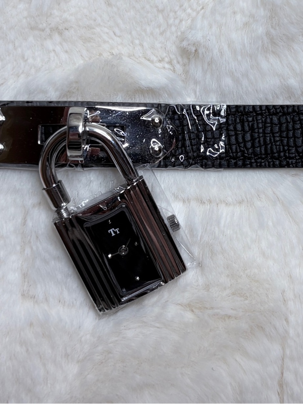Luxury Style Kelly Padlock Wristwatch in Silver Tone - Picture 5 of 7